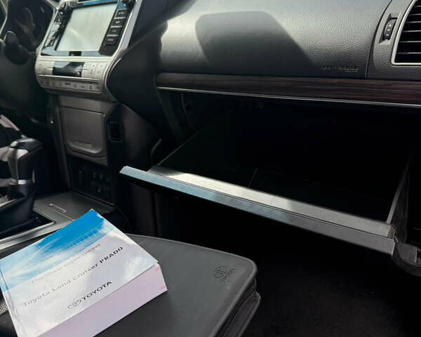 Серый Тойота Ленд Крузер Прадо, объемом двигателя 3.96 л и пробегом 130 тыс. км за 40500 $, фото 8 на Automoto.ua