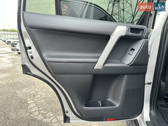 Серый Тойота Ленд Крузер Прадо, объемом двигателя 3.96 л и пробегом 123 тыс. км за 35200 $, фото 17 на Automoto.ua