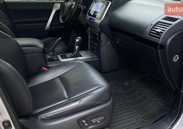 Сірий Тойота Ленд Крузер Прадо, об'ємом двигуна 3.96 л та пробігом 142 тис. км за 34913 $, фото 5 на Automoto.ua