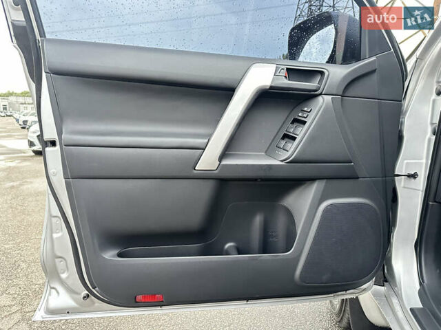 Серый Тойота Ленд Крузер Прадо, объемом двигателя 3.96 л и пробегом 123 тыс. км за 35200 $, фото 15 на Automoto.ua