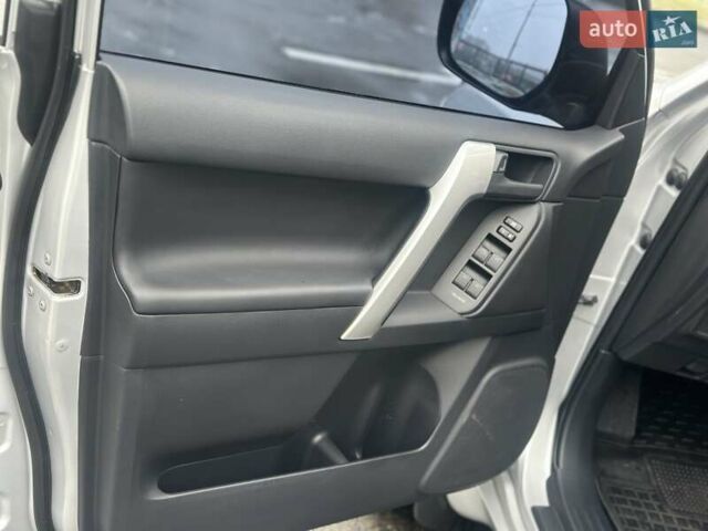 Серый Тойота Ленд Крузер Прадо, объемом двигателя 3.96 л и пробегом 123 тыс. км за 33500 $, фото 13 на Automoto.ua