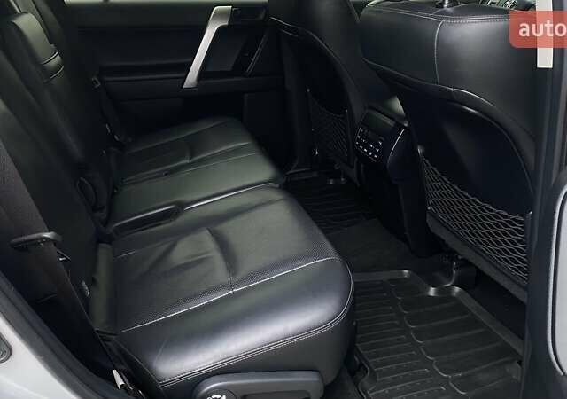 Сірий Тойота Ленд Крузер Прадо, об'ємом двигуна 3.96 л та пробігом 142 тис. км за 34913 $, фото 7 на Automoto.ua