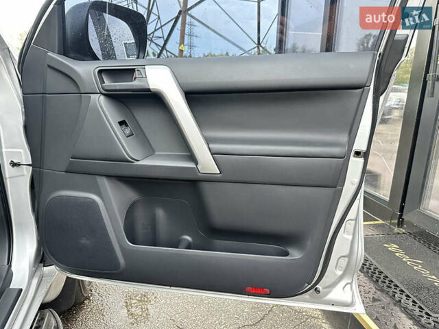 Серый Тойота Ленд Крузер Прадо, объемом двигателя 3.96 л и пробегом 123 тыс. км за 35200 $, фото 25 на Automoto.ua