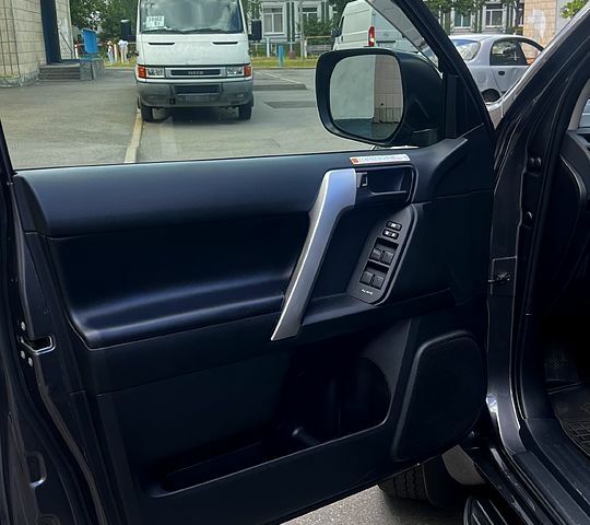 Серый Тойота Ленд Крузер Прадо, объемом двигателя 2.8 л и пробегом 111 тыс. км за 41500 $, фото 6 на Automoto.ua