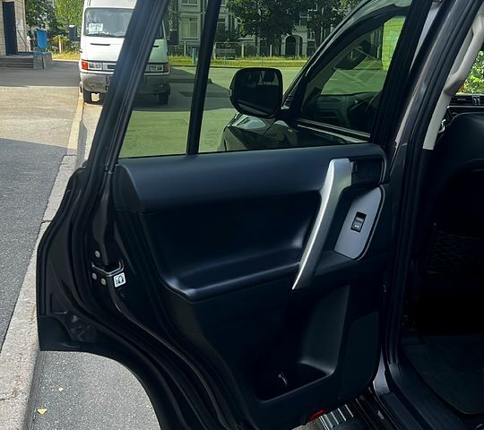 Серый Тойота Ленд Крузер Прадо, объемом двигателя 2.8 л и пробегом 111 тыс. км за 41500 $, фото 1 на Automoto.ua