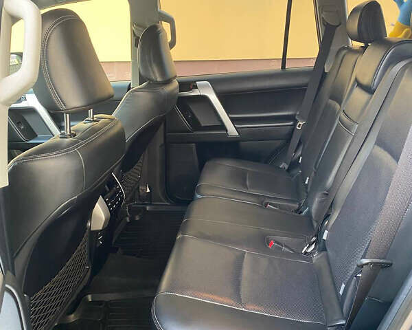 Серый Тойота Ленд Крузер Прадо, объемом двигателя 3.96 л и пробегом 60 тыс. км за 45000 $, фото 2 на Automoto.ua