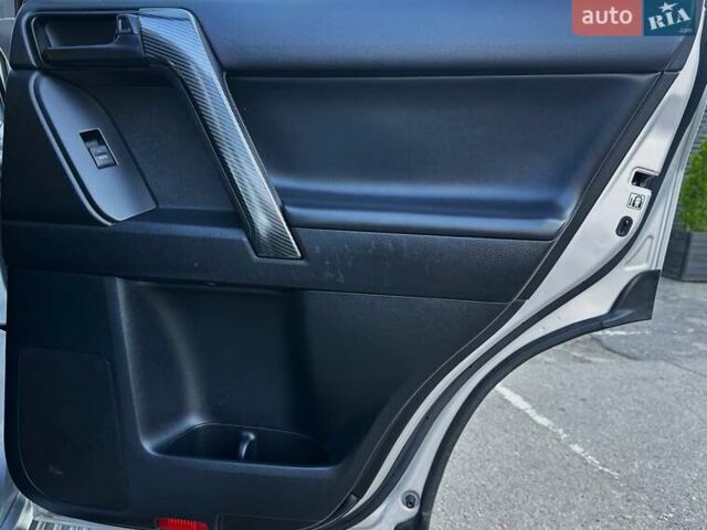 Тойота Ленд Крузер Прадо 2020 в Киеве на Automoto.ua Серый Тойота Ленд Крузер Прадо, объемом двигателя 2.76 л и пробегом 28 тыс. км за 43499 $, фото 25 на Automoto.ua