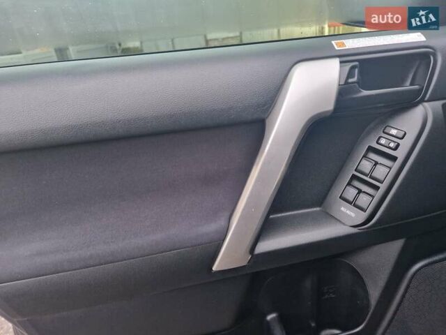 Серый Тойота Ленд Крузер Прадо, объемом двигателя 2.8 л и пробегом 260 тыс. км за 39800 $, фото 26 на Automoto.ua