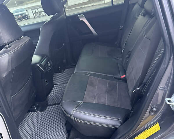 Сірий Тойота Ленд Крузер Прадо, об'ємом двигуна 2.8 л та пробігом 261 тис. км за 37999 $, фото 13 на Automoto.ua