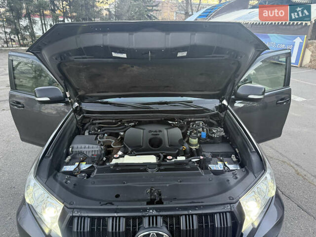 Сірий Тойота Ленд Крузер Прадо, об'ємом двигуна 2.8 л та пробігом 261 тис. км за 37999 $, фото 18 на Automoto.ua