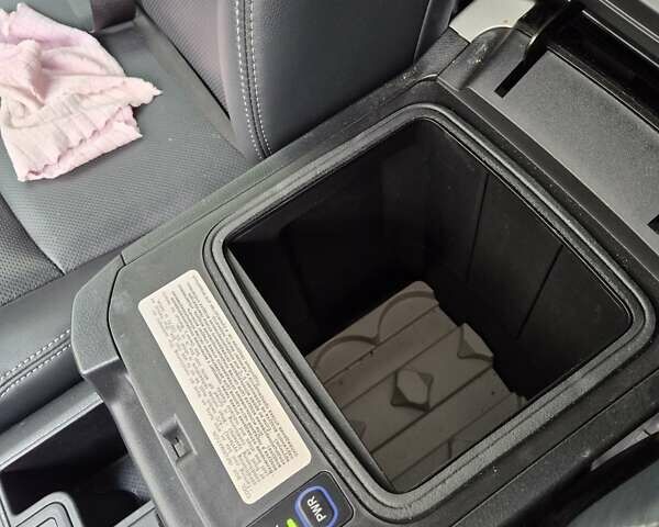 Серый Тойота Ленд Крузер Прадо, объемом двигателя 3.96 л и пробегом 25 тыс. км за 48500 $, фото 13 на Automoto.ua