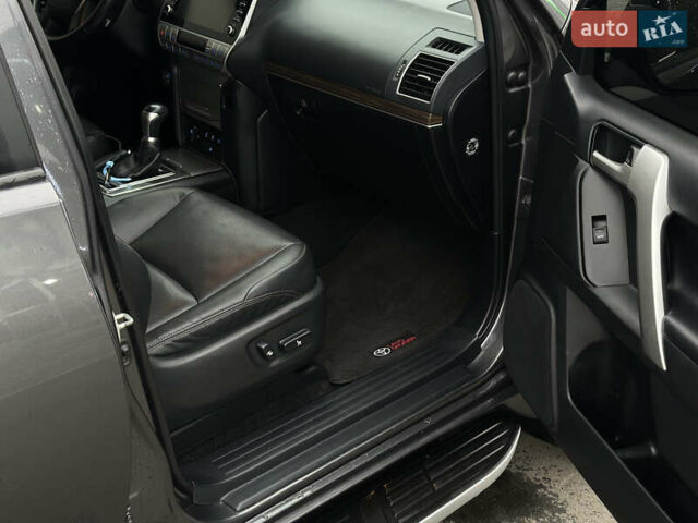 Серый Тойота Ленд Крузер Прадо, объемом двигателя 3.96 л и пробегом 112 тыс. км за 41999 $, фото 43 на Automoto.ua