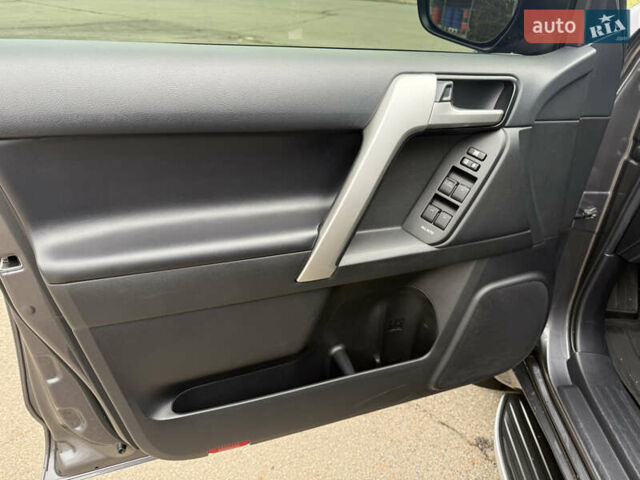 Серый Тойота Ленд Крузер Прадо, объемом двигателя 2.76 л и пробегом 70 тыс. км за 48500 $, фото 9 на Automoto.ua
