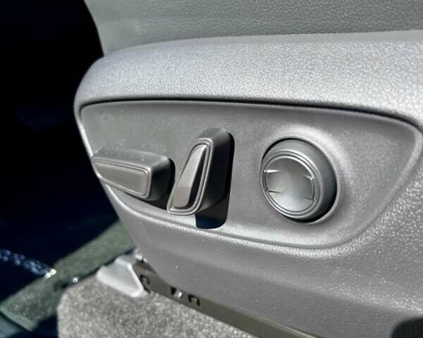 Серый Тойота Ленд Крузер Прадо, объемом двигателя 2.8 л и пробегом 5 тыс. км за 69900 $, фото 8 на Automoto.ua