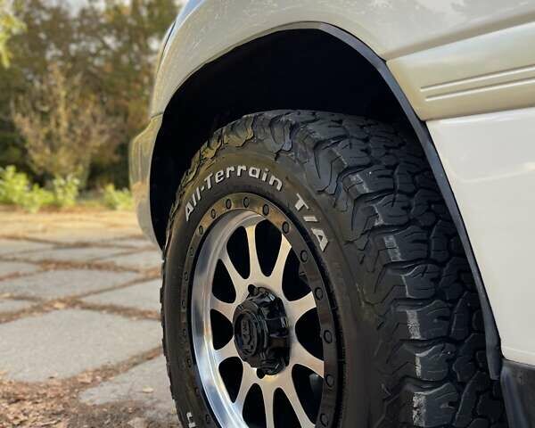 Белый Тойота Ленд Крузер, объемом двигателя 4.48 л и пробегом 330 тыс. км за 14500 $, фото 9 на Automoto.ua