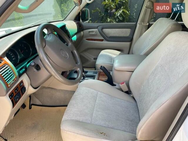 Белый Тойота Ленд Крузер, объемом двигателя 4.5 л и пробегом 352 тыс. км за 10000 $, фото 7 на Automoto.ua