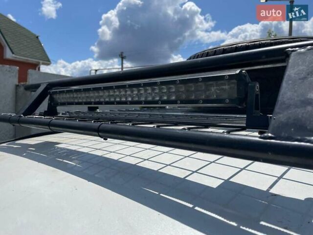 Белый Тойота Ленд Крузер, объемом двигателя 4.5 л и пробегом 352 тыс. км за 10000 $, фото 6 на Automoto.ua