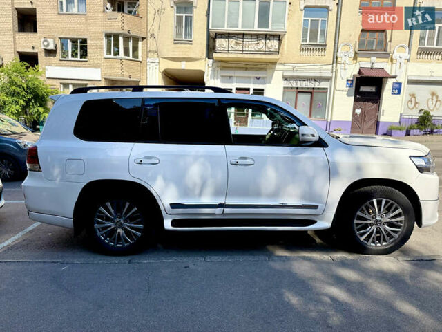 Белый Тойота Ленд Крузер, объемом двигателя 5.7 л и пробегом 300 тыс. км за 29999 $, фото 7 на Automoto.ua