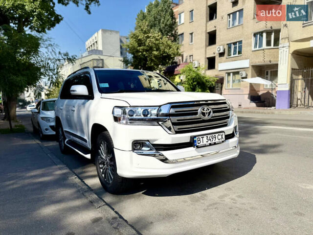 Белый Тойота Ленд Крузер, объемом двигателя 5.7 л и пробегом 300 тыс. км за 29999 $, фото 1 на Automoto.ua