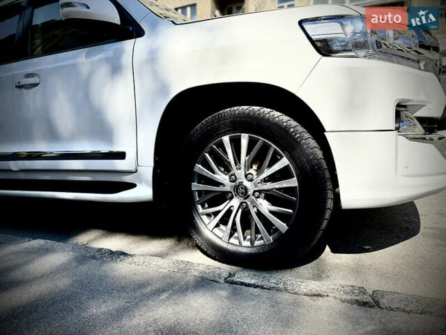 Белый Тойота Ленд Крузер, объемом двигателя 5.7 л и пробегом 300 тыс. км за 29999 $, фото 8 на Automoto.ua