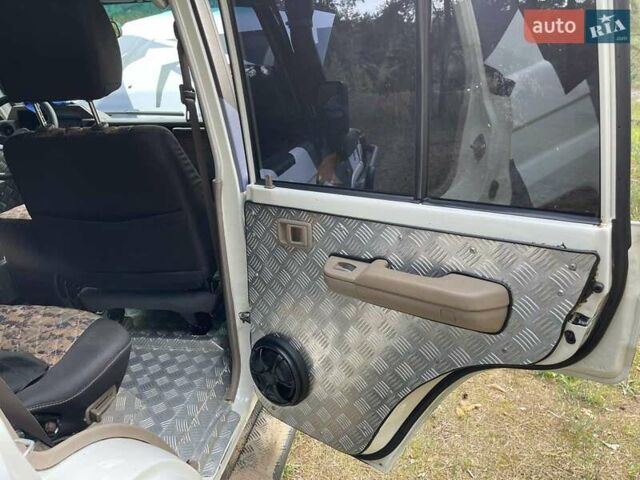 Белый Тойота Ленд Крузер, объемом двигателя 4.2 л и пробегом 137 тыс. км за 44900 $, фото 28 на Automoto.ua