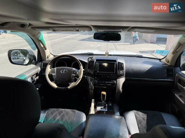 Белый Тойота Ленд Крузер, объемом двигателя 5.7 л и пробегом 300 тыс. км за 29999 $, фото 12 на Automoto.ua