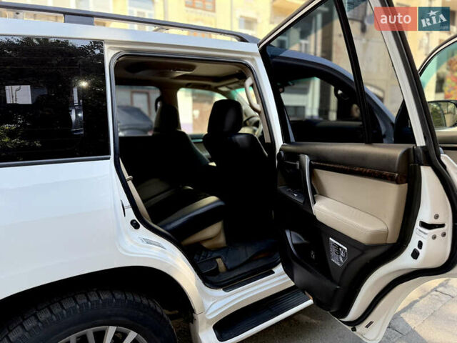 Белый Тойота Ленд Крузер, объемом двигателя 5.7 л и пробегом 300 тыс. км за 29999 $, фото 10 на Automoto.ua