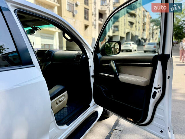 Белый Тойота Ленд Крузер, объемом двигателя 5.7 л и пробегом 300 тыс. км за 29999 $, фото 11 на Automoto.ua