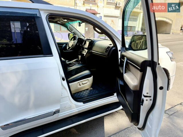 Белый Тойота Ленд Крузер, объемом двигателя 5.7 л и пробегом 300 тыс. км за 29999 $, фото 9 на Automoto.ua