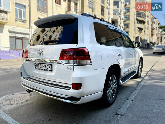 Белый Тойота Ленд Крузер, объемом двигателя 5.7 л и пробегом 300 тыс. км за 29999 $, фото 5 на Automoto.ua