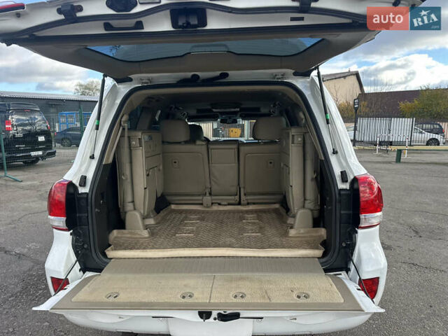 Белый Тойота Ленд Крузер, объемом двигателя 5.7 л и пробегом 160 тыс. км за 23500 $, фото 14 на Automoto.ua