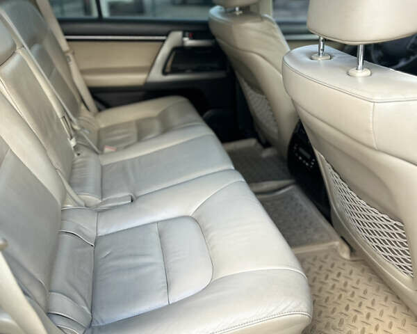 Белый Тойота Ленд Крузер, объемом двигателя 5.7 л и пробегом 160 тыс. км за 23500 $, фото 17 на Automoto.ua