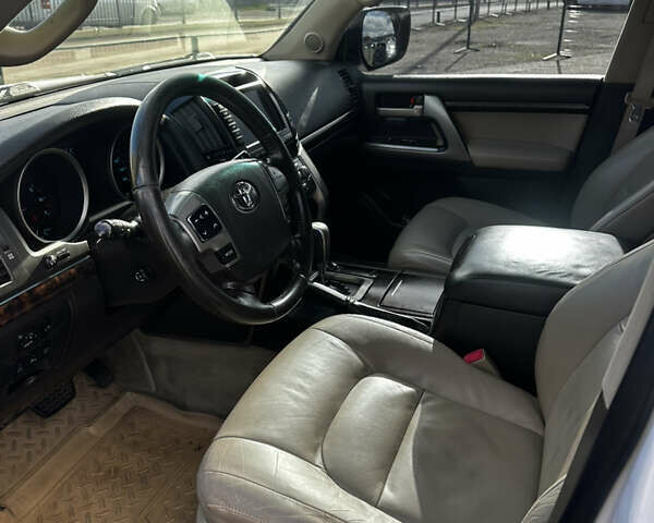 Белый Тойота Ленд Крузер, объемом двигателя 5.7 л и пробегом 160 тыс. км за 23500 $, фото 9 на Automoto.ua