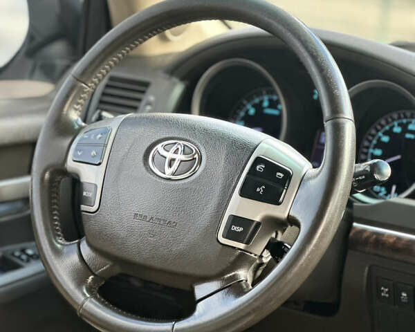 Белый Тойота Ленд Крузер, объемом двигателя 5.7 л и пробегом 160 тыс. км за 23500 $, фото 21 на Automoto.ua