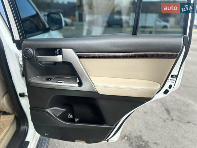 Белый Тойота Ленд Крузер, объемом двигателя 5.7 л и пробегом 160 тыс. км за 23500 $, фото 24 на Automoto.ua