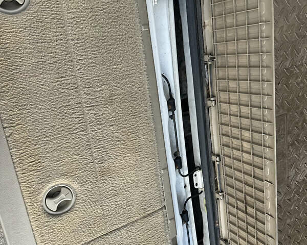 Белый Тойота Ленд Крузер, объемом двигателя 5.7 л и пробегом 160 тыс. км за 23500 $, фото 15 на Automoto.ua