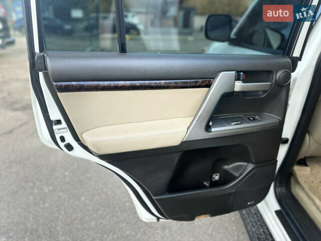 Белый Тойота Ленд Крузер, объемом двигателя 5.7 л и пробегом 160 тыс. км за 23500 $, фото 13 на Automoto.ua