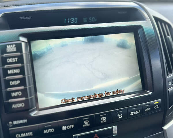 Белый Тойота Ленд Крузер, объемом двигателя 5.7 л и пробегом 160 тыс. км за 23500 $, фото 29 на Automoto.ua