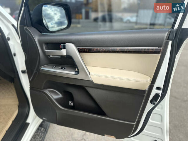 Белый Тойота Ленд Крузер, объемом двигателя 5.7 л и пробегом 160 тыс. км за 23500 $, фото 27 на Automoto.ua