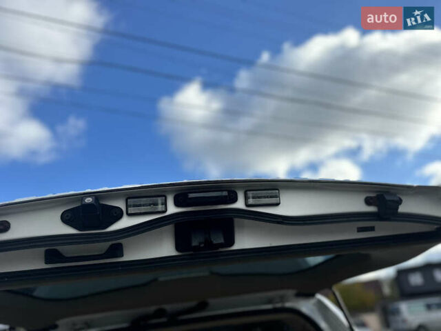 Белый Тойота Ленд Крузер, объемом двигателя 5.7 л и пробегом 160 тыс. км за 23500 $, фото 16 на Automoto.ua