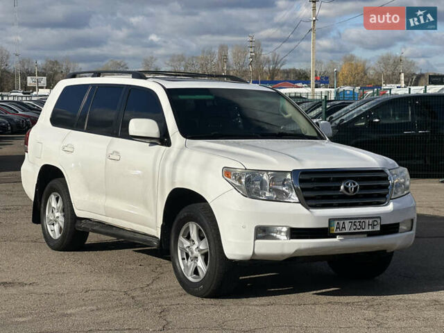 Белый Тойота Ленд Крузер, объемом двигателя 5.7 л и пробегом 160 тыс. км за 23500 $, фото 3 на Automoto.ua