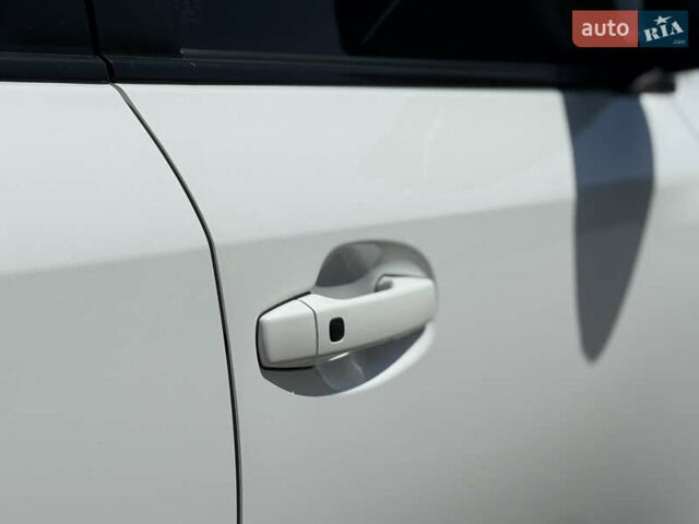 Белый Тойота Ленд Крузер, объемом двигателя 4.46 л и пробегом 253 тыс. км за 28500 $, фото 28 на Automoto.ua