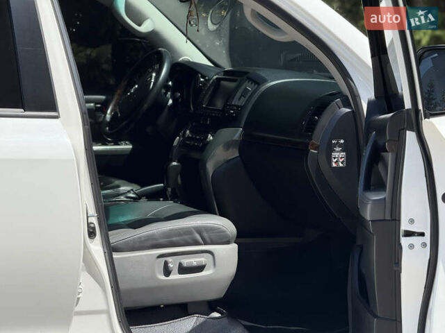 Белый Тойота Ленд Крузер, объемом двигателя 4.46 л и пробегом 253 тыс. км за 28500 $, фото 20 на Automoto.ua