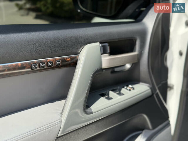 Белый Тойота Ленд Крузер, объемом двигателя 4.46 л и пробегом 253 тыс. км за 28500 $, фото 35 на Automoto.ua