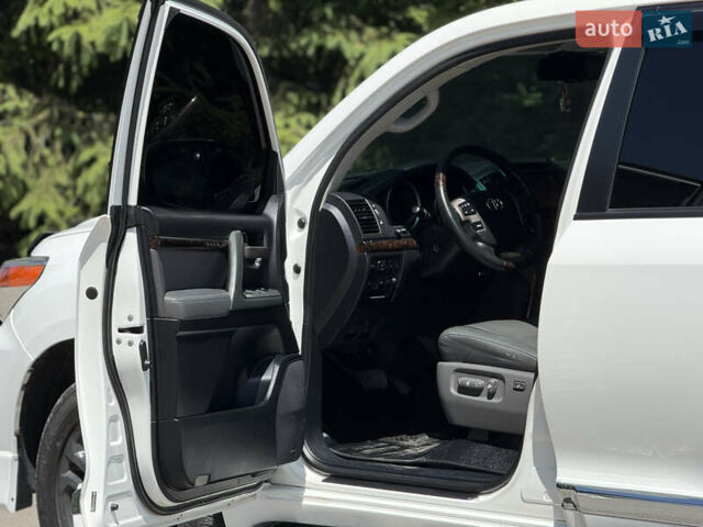 Белый Тойота Ленд Крузер, объемом двигателя 4.46 л и пробегом 253 тыс. км за 28500 $, фото 17 на Automoto.ua