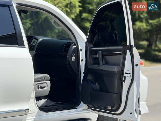 Белый Тойота Ленд Крузер, объемом двигателя 4.46 л и пробегом 253 тыс. км за 28500 $, фото 19 на Automoto.ua