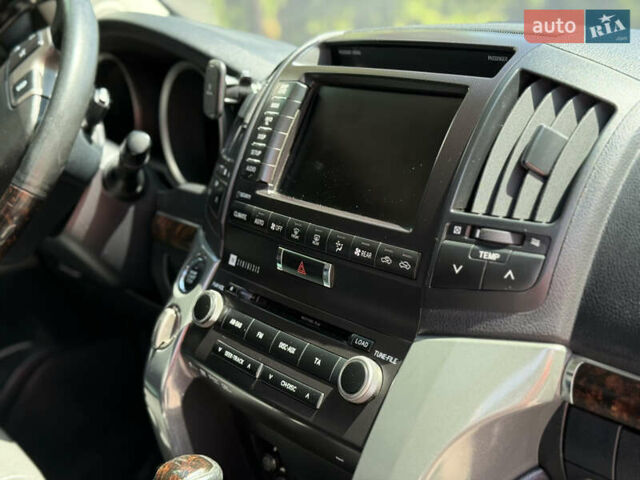 Белый Тойота Ленд Крузер, объемом двигателя 4.46 л и пробегом 253 тыс. км за 28500 $, фото 26 на Automoto.ua