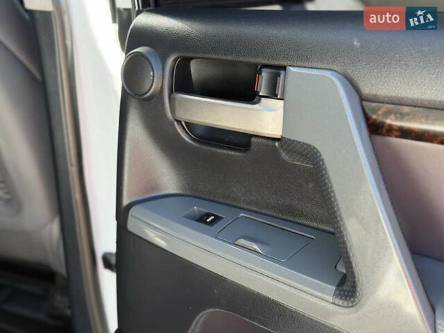 Белый Тойота Ленд Крузер, объемом двигателя 4.46 л и пробегом 253 тыс. км за 28500 $, фото 18 на Automoto.ua