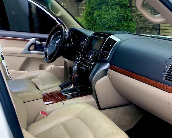 Белый Тойота Ленд Крузер, объемом двигателя 4.46 л и пробегом 180 тыс. км за 28999 $, фото 8 на Automoto.ua