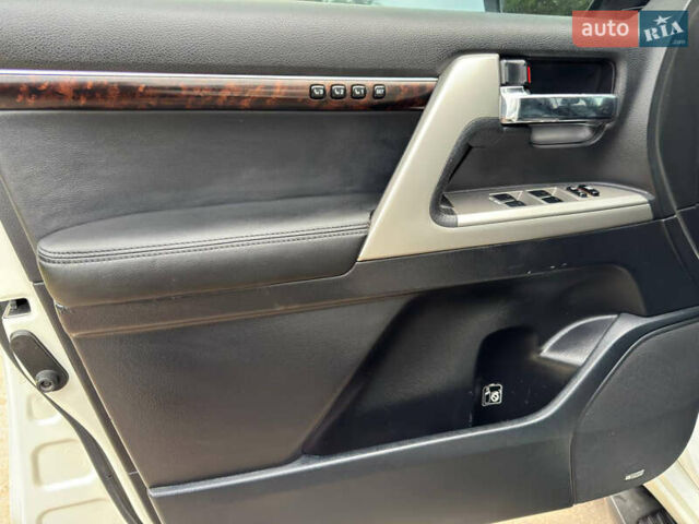 Белый Тойота Ленд Крузер, объемом двигателя 4.5 л и пробегом 228 тыс. км за 27900 $, фото 29 на Automoto.ua